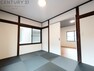 和室 【和室　6.0帖】 スクエア型のカラー畳を採用したこだわりの琉球畳和室となっております。 ぜひ現地でご覧ください！