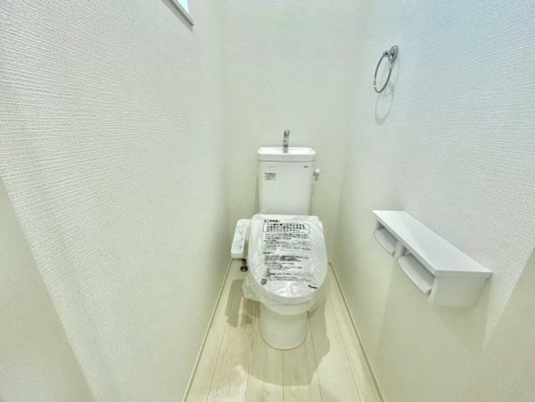 トイレ 節水性能の高いトイレはもちろんウォシュレット付き 便器のフチがないタイプなので、お掃除もサッとひと拭きでOK！壁埋込型収納も付いており、スッキリ広々とご利用いただけます。
