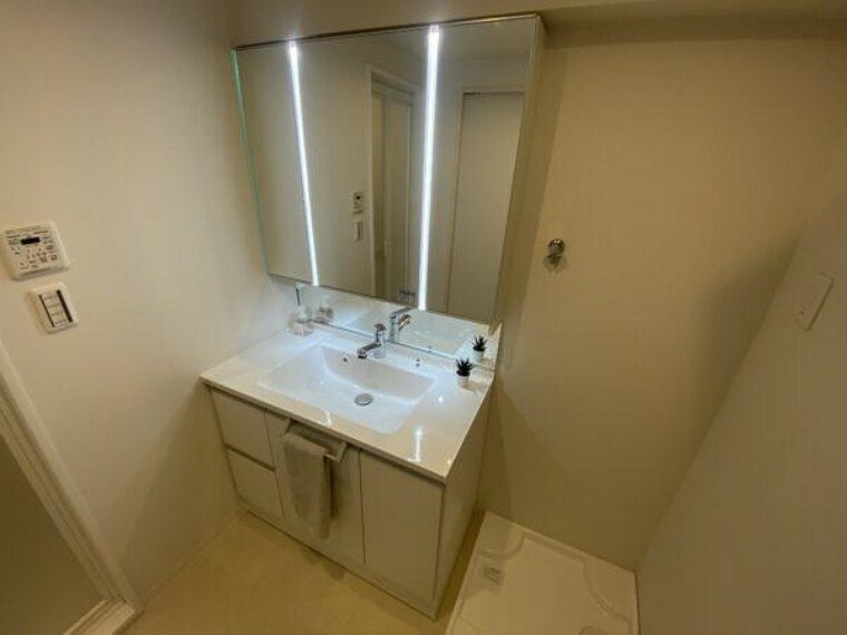 専用部・室内写真 3面鏡洗面化粧台　クッションフロア貼替　防水パン設置