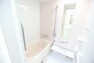 浴室 明るくて使い勝手のいいユニットバス 湯船も広く肩までつかる事の出来るぐらいの広さもあります。 もちろん洗い場も余裕の広さがあるので、ご家族の多い方にもピッタリです。
