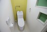 トイレ トイレもシンプルですが使いやすい温水洗浄便座・便器。 ちょっとした小物を置くスペースも設けられ、落ち着ける空間になっています。