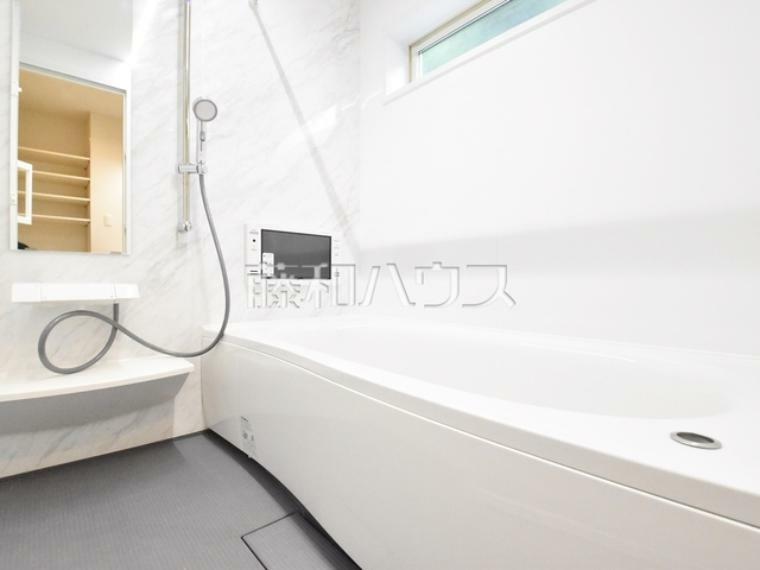 浴室 1号棟　浴室　白を基調とした清潔感あふれるバスルームです。【八王子市南陽台2丁目】