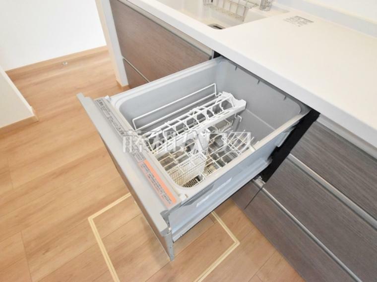 1号棟　ビルトイン食洗機　【八王子市南陽台2丁目】  ビルトイン食洗機は毎日の家事を軽減させてくれます。またワークトップも広々使え機能性も向上します。　