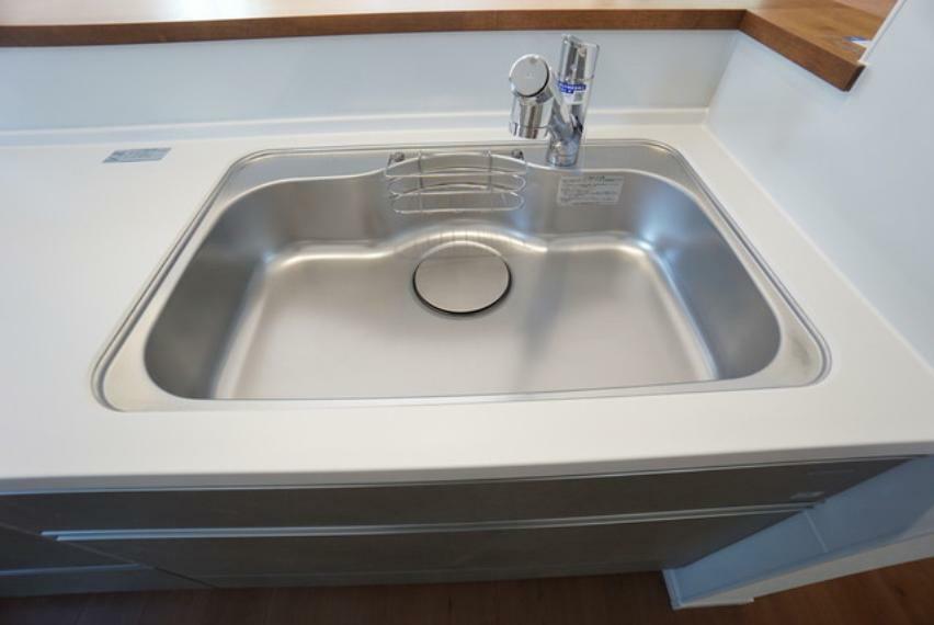 キッチン 大きなお鍋も楽々洗える幅の広いシンクです＾＾ステンレスシンクなので簡単にお掃除できますよ。
