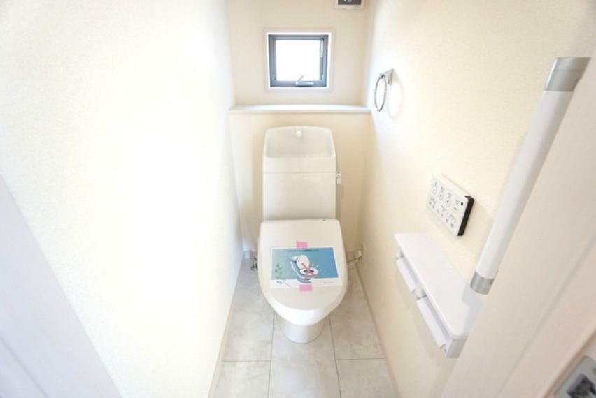 トイレ ウォシュレット付トイレです。1階2階の2ヶ所にトイレがあるので、忙しい朝にもゆとりができますね。温水洗浄便座リモコン付き。