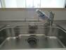 キッチン 浄水器一体型の水栓はシャワーホース式です。毎日のキッチンリセットも楽々ですね。
