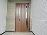 玄関 おしゃれな玄関ドアは小窓付きなので、明るい玄関でお客様をお迎えできます！