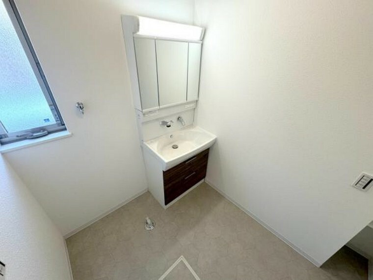 ■収納豊富な三面鏡洗面台のあるゆとりのある洗面室です