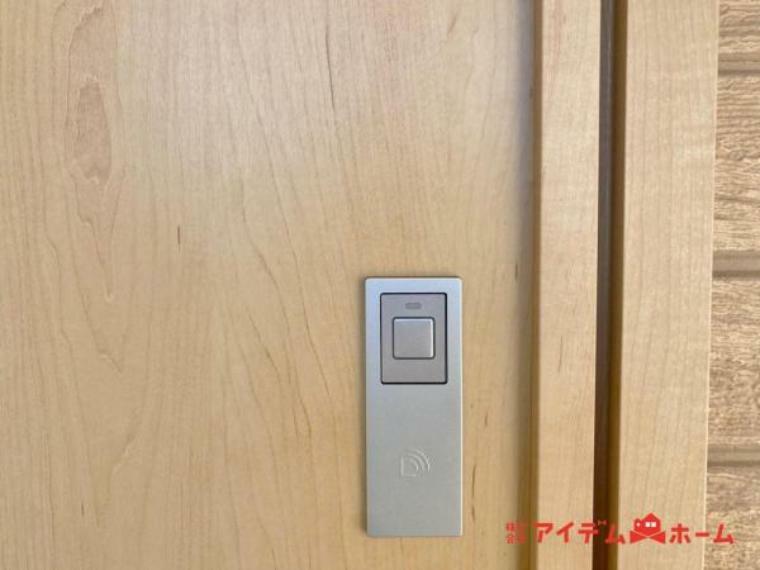防犯設備 差し込むことなく、かざすだけで解錠・施錠ができるカードキーの玄関ドア。