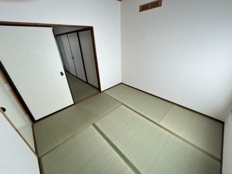 【リフォーム済】和室4.5帖の写真です。畳の表替えと照明の交換・クロスの貼替を行いました。