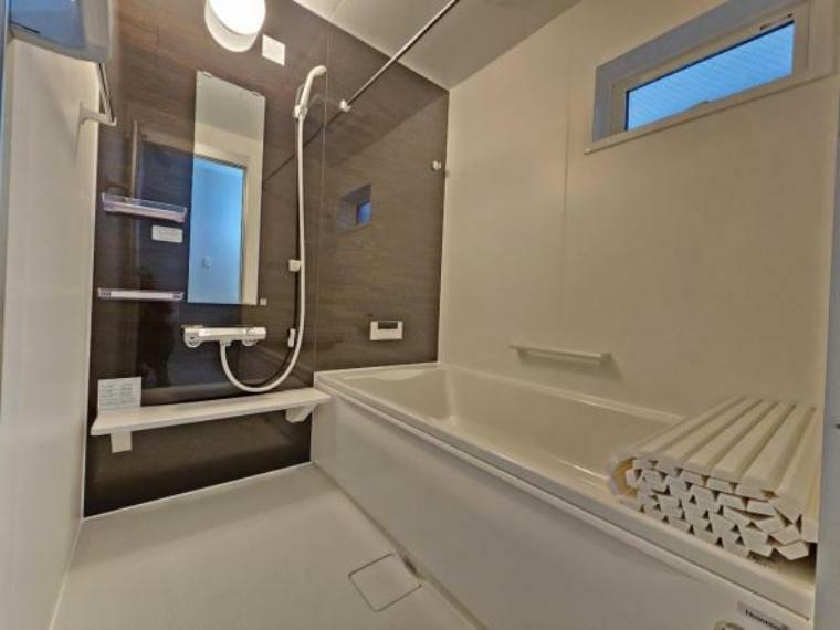 浴室 窓付きのバスルームで明るくしっかりと換気もできますよ！