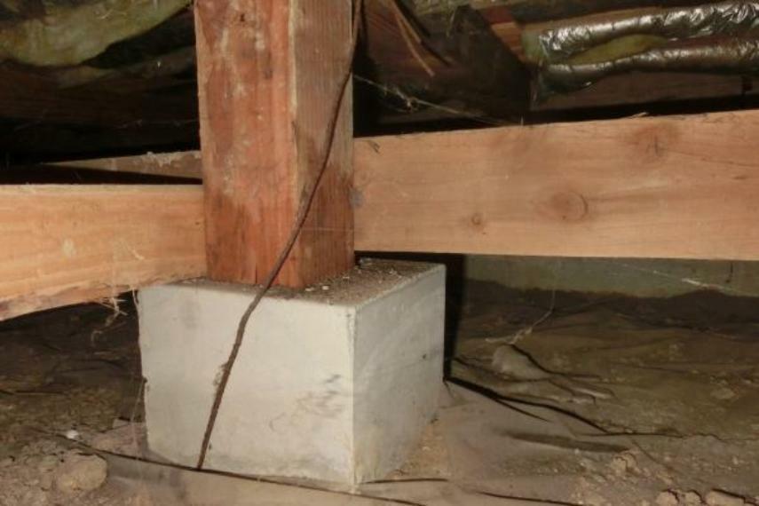 構造・工法・仕様 【床下】中古住宅の3大リスクである、雨漏り、主要構造部分の欠陥や腐食、給排水管の漏水や故障を2年間保証します。その前提で床下まで確認の上でリフォームし、シロアリの被害調査と防除工事もおこないます。