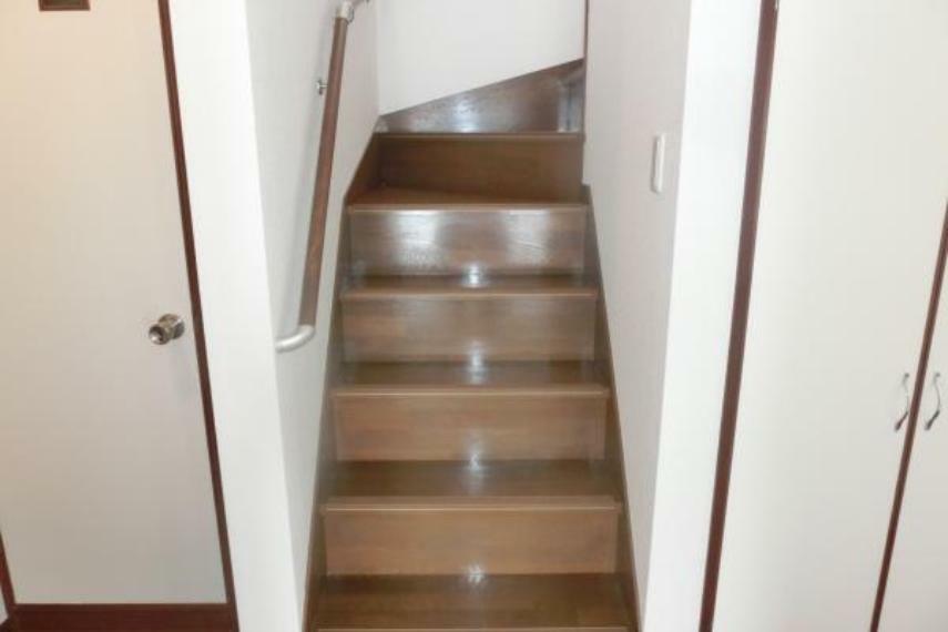 【リフォーム済】手すりを新設したので階段の上り下りの際はご活用下さい　クロスを張り替えることで暗くなりがちな階段スペースも明るい空間になりました。