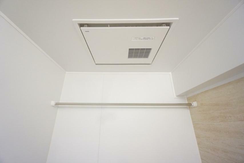 冷暖房・空調設備 浴室換気暖房乾燥機付きなので、雨の日も気にせず洗濯物が干せます。