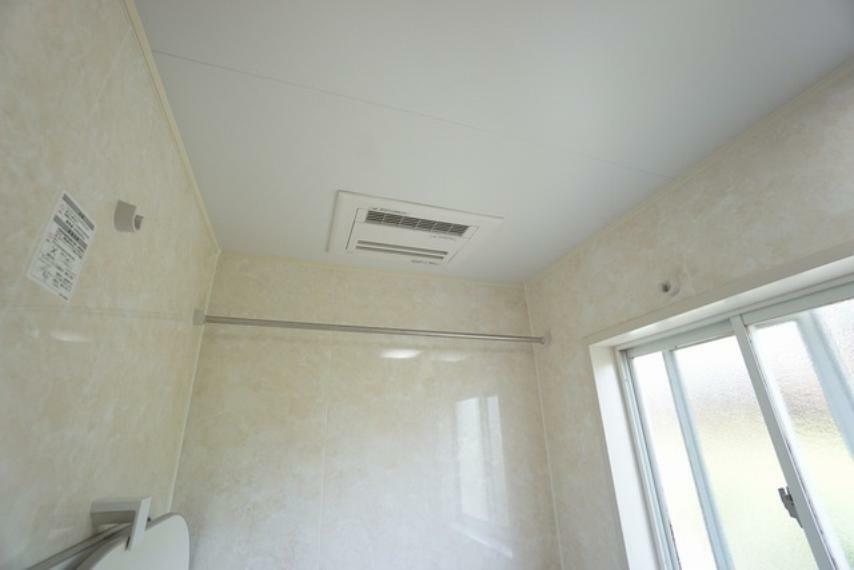 構造・工法・仕様 浴室暖房乾燥機付きなので梅雨時期や花粉、PM2.5が酷いときなどのお洗濯に便利ですね＾＾