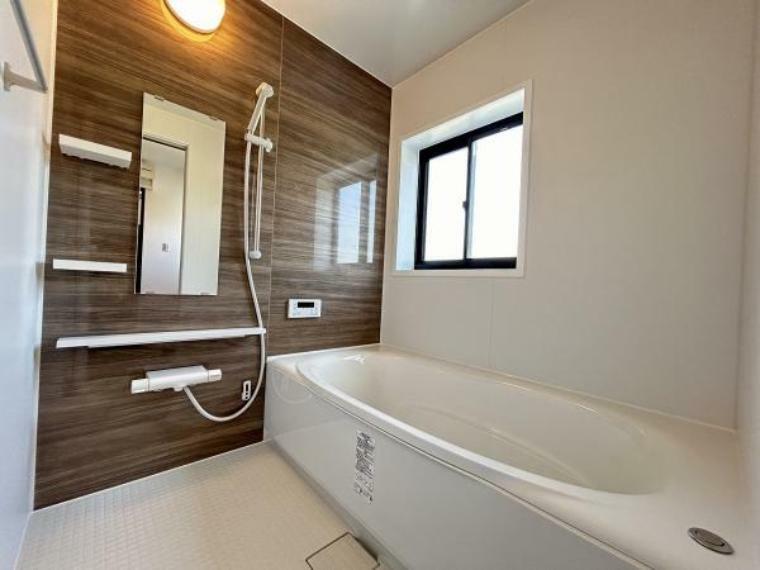 浴室 【浴室】浴室はリクシル製の新品のユニットバスに交換しました。足を伸ばせる1坪サイズの広々とした浴槽で、1日の疲れをゆっくり癒すことができますよ。