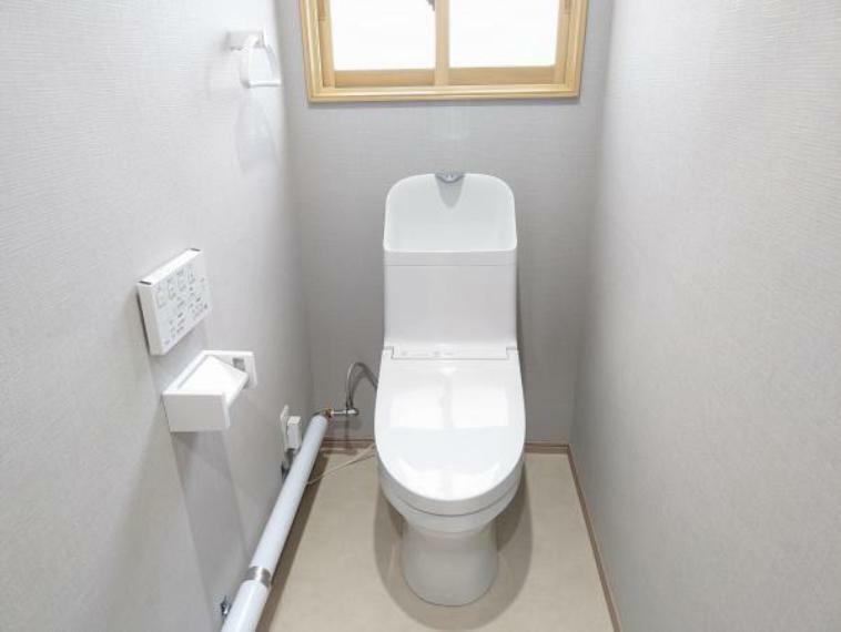 【リフォーム済】トイレはシャワー付き便座、便器交換済み。壁、天井クロス張替、床はクッションフロア張替、照明器具交換で清潔感のある空間にリフォームされました。