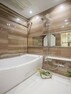 浴室 1418サイズでゆったりとおくつろぎいただけるバスルームです。美しいカーブと全身を包み込むような入浴感が特長の浴槽です。