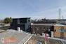 眺望 【建物からの眺望】現地完成写真。バルコニーからの景色。十分な間隔が確保されております。