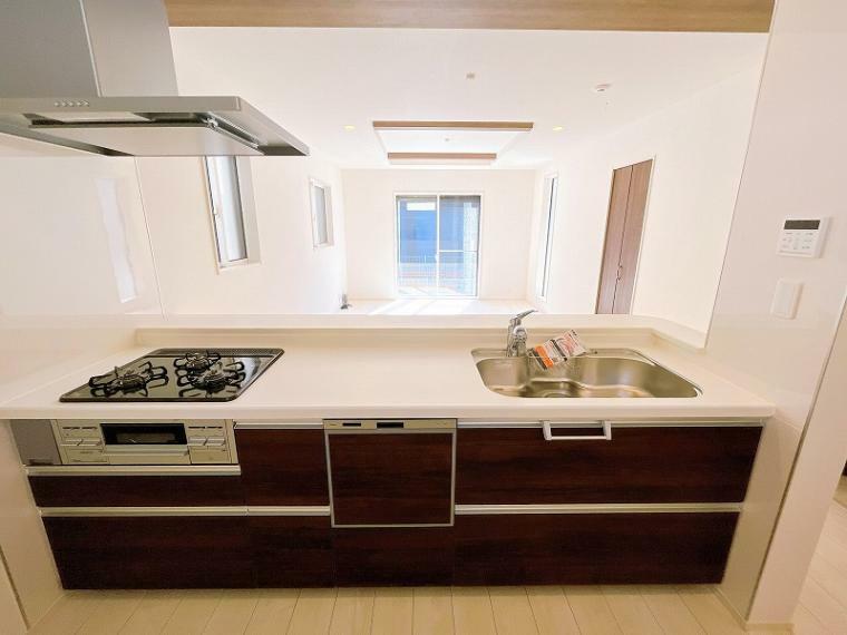 キッチン 室内（2024年3月）撮影 忙しい日々をサポートする食器洗い乾燥機が完備されたシステムキッチンが魅力の新築戸建て。