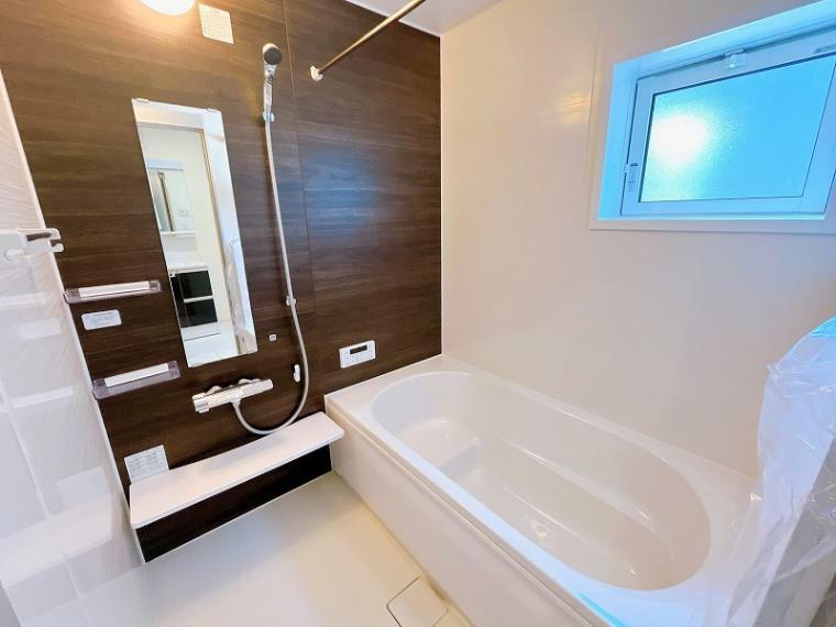 浴室 室内（2024年3月）撮影 リラックスタイムを彩る爽やかなウッド調浴室パネルと便利な浴室乾燥機付きのユニットバス。日々の疲れを癒す至福の空間をお楽しみください。