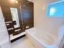 浴室 室内（2024年3月）撮影 リラックスタイムを彩る爽やかなウッド調浴室パネルと便利な浴室乾燥機付きのユニットバス。日々の疲れを癒す至福の空間をお楽しみください。