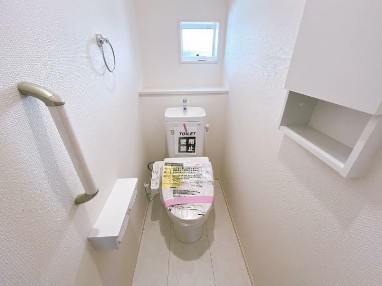 トイレ 室内（2024年3月）撮影 快適さと衛生を兼ね備えた温水便座付きトイレで心地よいトイレタイムをお過ごしください。
