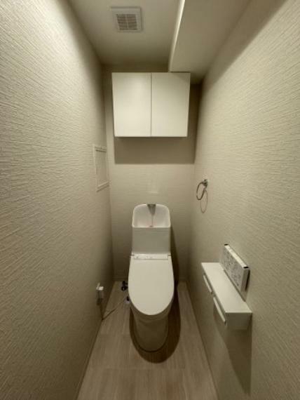 トイレ ・トイレ 　上部にキャビネットを備えて便利です。
