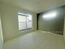寝室 B号棟:バルコニーへ出入り可能な大きな窓がございます＾＾（6.5帖洋室）　現地写真2023.11.6撮影