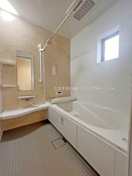 浴室 5号棟:ゆったりと入浴を楽しめる1坪サイズバス。　現地写真2023.7.20撮影