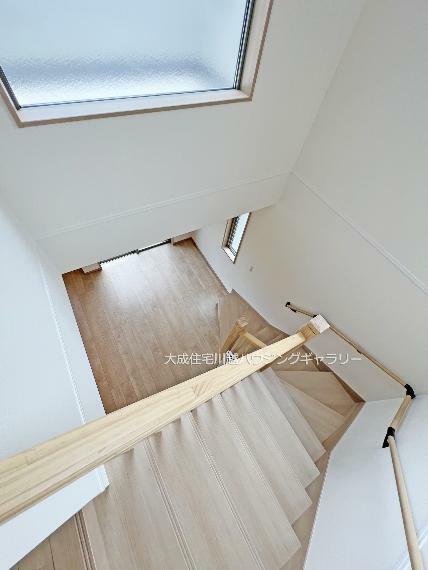 3号棟:開放感のある吹抜仕様＾＾人気のリビング階段です。　現地写真2023.7.7撮影