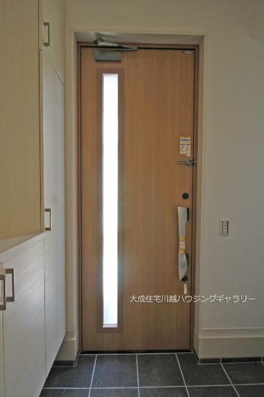 玄関 光が差し込む、明るい玄関＾＾　現地写真2024.3.4撮影