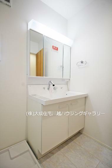 洗面化粧台 鏡の裏には歯ブラシなどの収納が可能です。　1号棟:現地写真2024.3.22撮影
