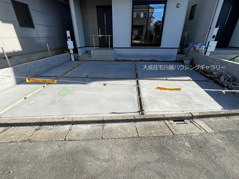 駐車場 1号棟:カースペース並列で2台駐車可能！（車種による）　現地写真2024.1.30撮影