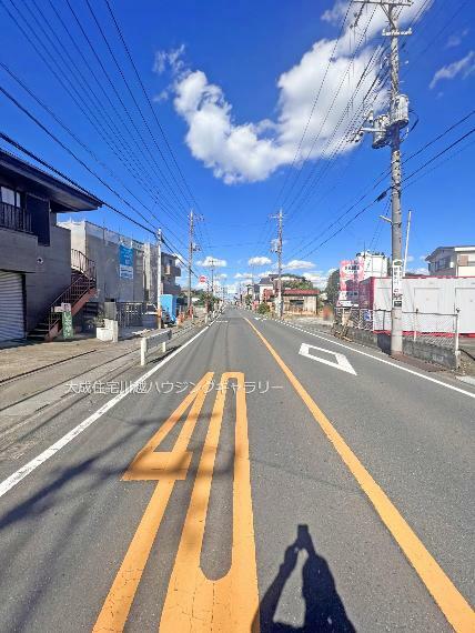 現況写真 前面道路（南東側10.5m公道）　現地写真2023.8.25撮影