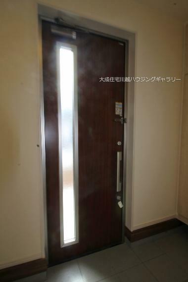玄関 4号棟:光が差し込む明るい玄関＾＾　現地写真2024.3.1撮影