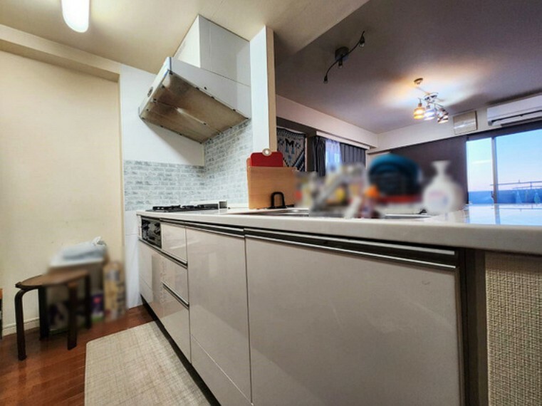 ■上部に吊戸棚がなく開放感のある対面式ハイオープンキッチン