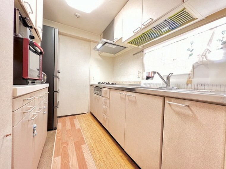 キッチン 吊戸棚など収納力のあるキッチンです。散らかりがちなキッチンもスッキリ