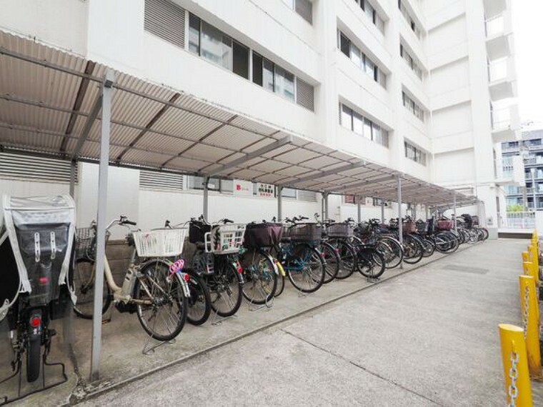 駐輪場 屋根付きの駐輪場がございますので、雨風から大切な自転車を守れるので雨ざらしにするよりも劣化しにくいです。日常使いするものだから使いやすいのがポイントです。