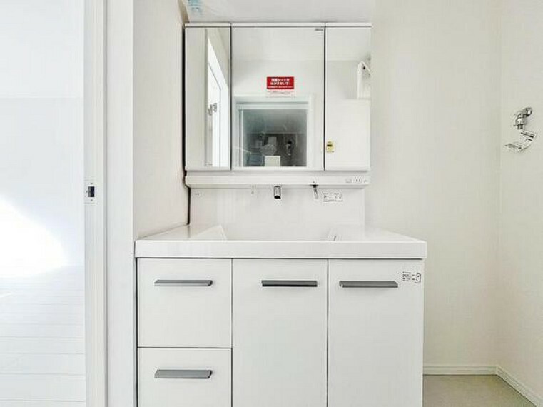 ランドリースペース お家の中でも特にプライベートスペースとなる洗面所は、洗濯場所と浴室を同じ空間でまとめております。