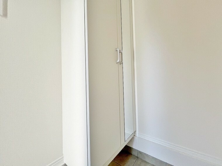 構造・工法・仕様 シューズボックスは限られた玄関スペースでも収納を取れる為、玄関内をすっきり片付けることができます。