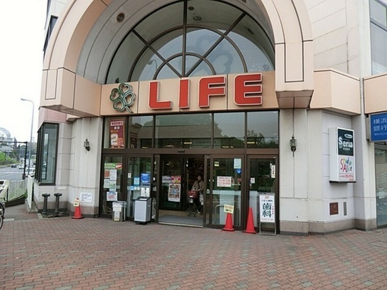 スーパー ライフ鶴見店 広い店内は、所狭しと商品が陳列してあります。お目当てのモノもきっと見つかる宝探し。ゆっくりお買い物を楽しめます。