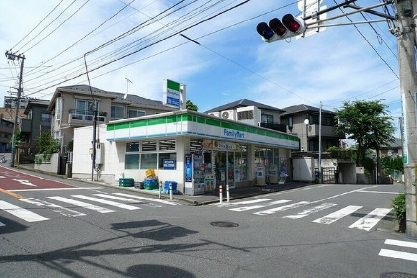 コンビニ ファミリーマート東寺尾中台店