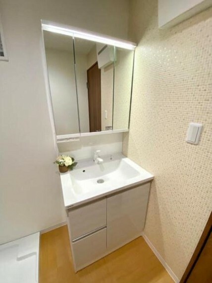 洗面化粧台 三面鏡で、収納スペース豊富で、使いやすい洗面台です！