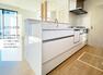 同仕様写真（内観） 【キッチン】 キッチンパネル20色×シンクカラー4色からセレクトできるシステムキッチン。ワークトップの高さは80・85・90cmからセレクト可能。自分にぴったりなサイズのキッチンでお料理ができます！