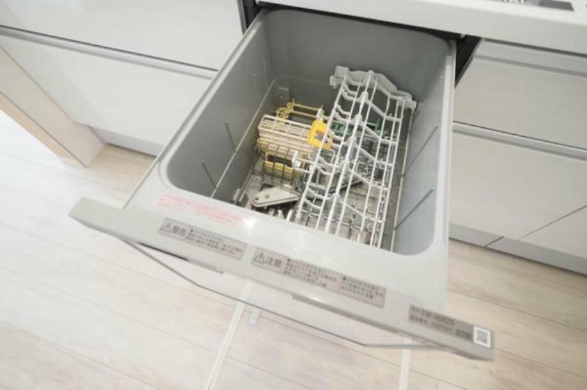 ■食洗器■　システムキッチン内蔵型の食洗器のため、設置場所に困らず省スペースを実現