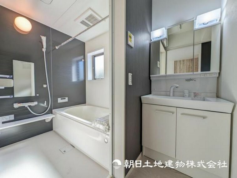 洗面化粧台 【浴室】近年のシステムバスは浴室で厄介な水垢や排水溝等お掃除が楽になるよう配慮されています