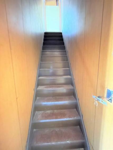 【内外装リフォーム中　4/25更新】階段の様子。手すりがあるので、登り下りを優しくサポートしてくれます。