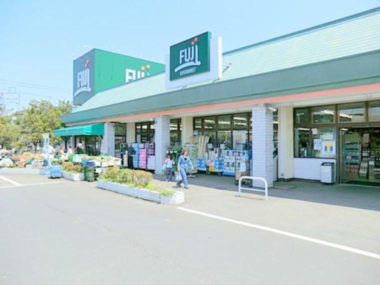 スーパー 【FUJI　倉見店】　駐車場が広く用意されていて車での買い物も便利です。野菜、精肉、デイリー、お惣菜と品揃えが良く特に鮮魚が充実しています。