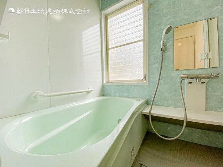 【浴室】窓のあるバスルームは明るく気持ちの良い空間です!!　換気環境も良好。掃除もスムーズに出来ます。